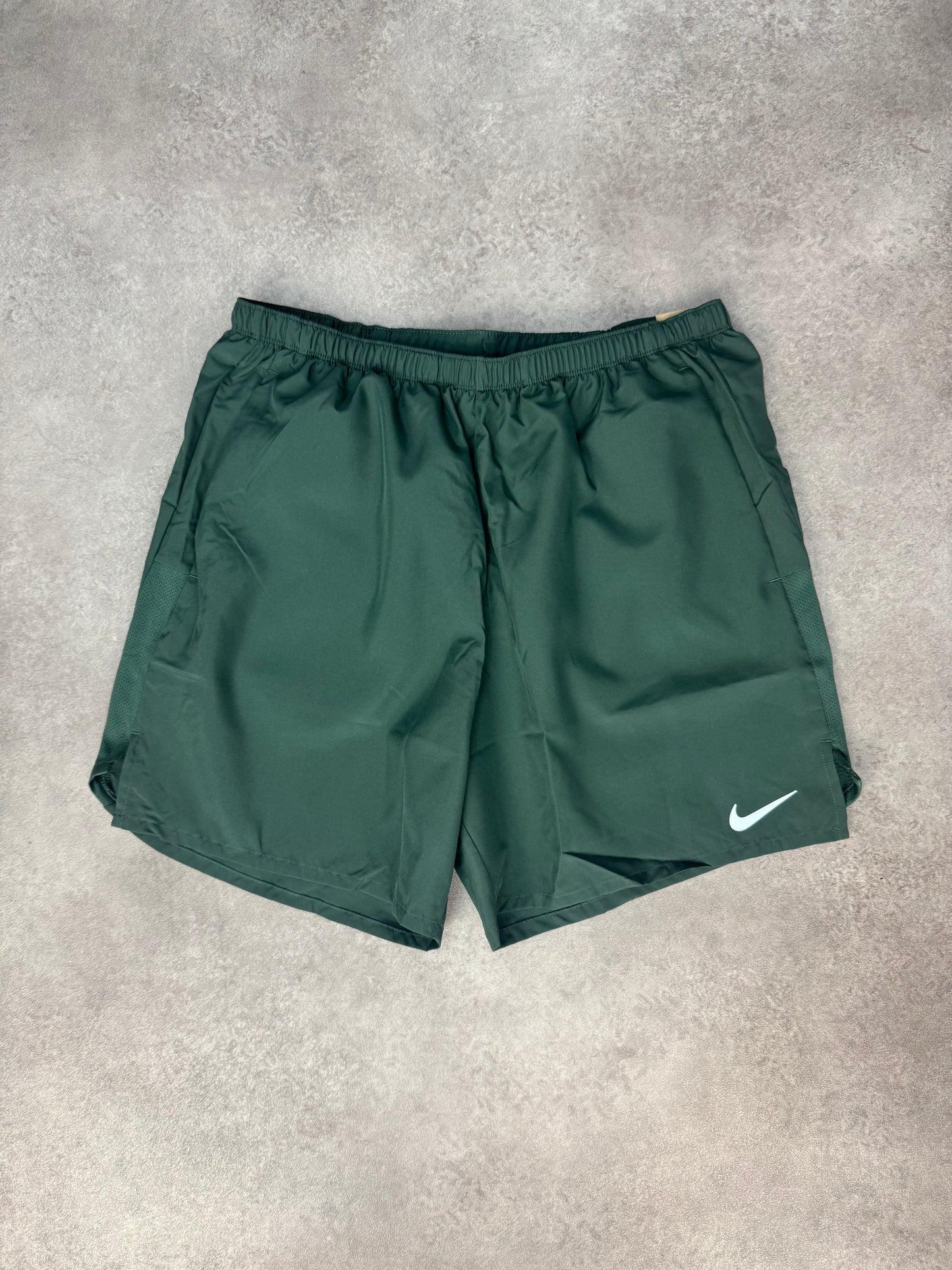 Nike Challenger Shorts - Vinatge Green