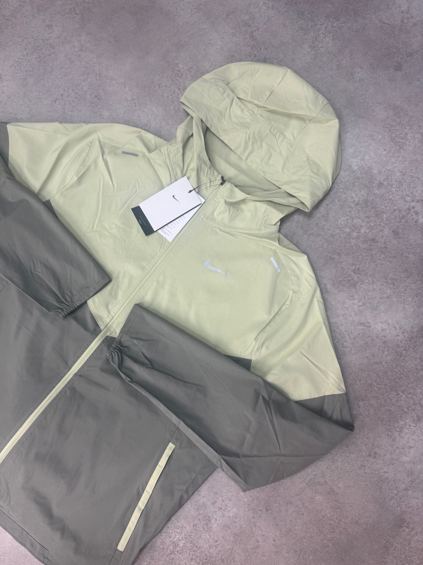 Nike Packable Windbreaker - Olive