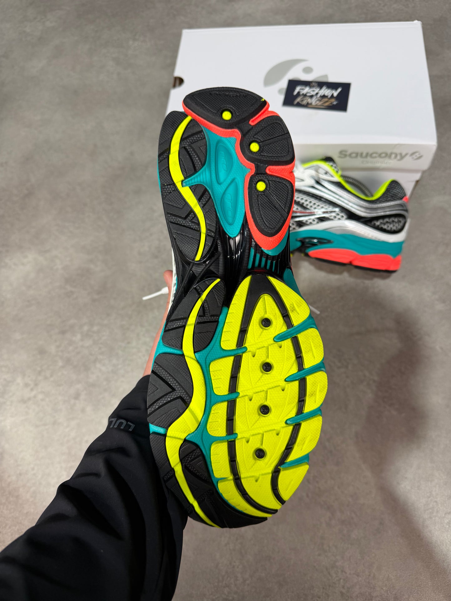 Saucony Progrid Omni 9 - SILVER/MUTANT/ARGENT