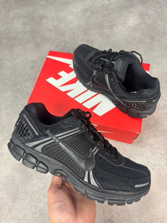 Nike Zoom Vomero 5 - Black/Black